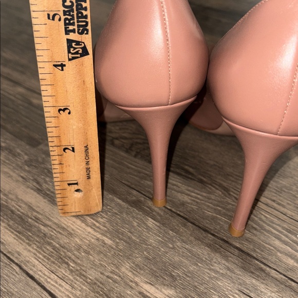 Gianvito Rossi
Gianvito 85mm pumps size 8.5 woman’s
Made in Italy - Picture 12 of 12
